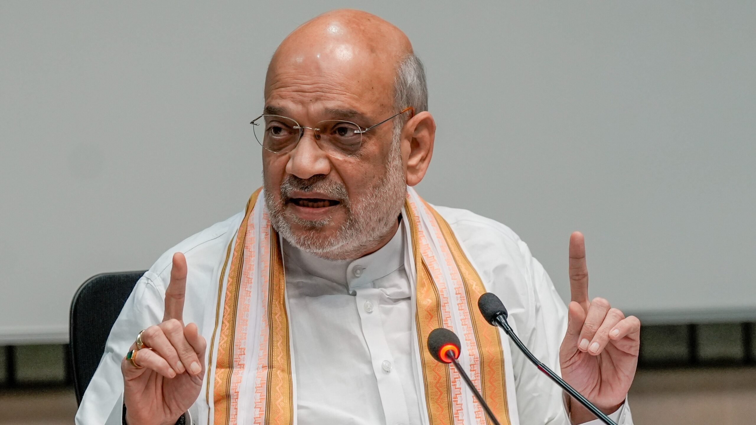 “अंग्रेजी बोलने में शर्म आएगी” भाषा विवाद के बीच गृह मंत्री बोले अब बदलाव का समय