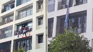 विमान हादसे के बाद हॉस्टल की तीसरी मंजिल से कूदते दिखे छात्र: पूरी खबर पढ़ें